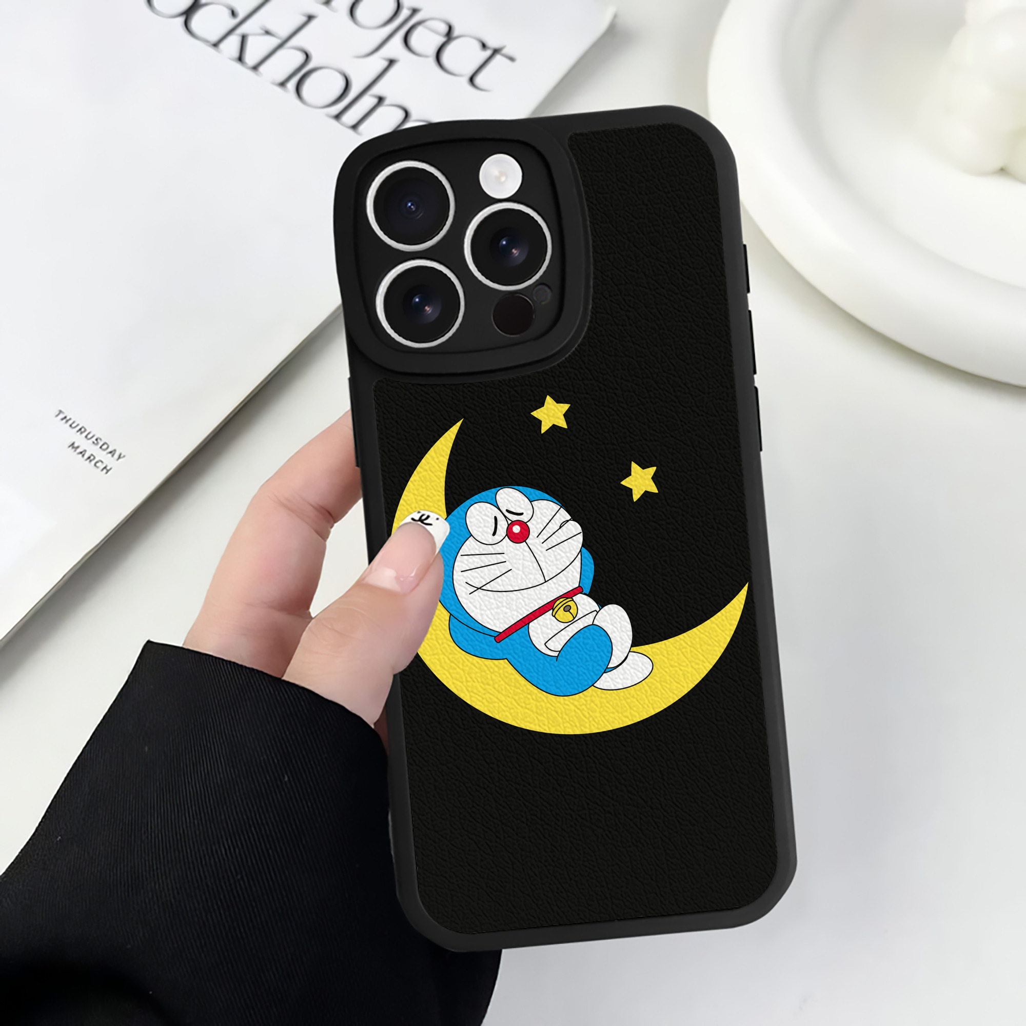 （画像用） ドラえもん Doraemon 【iPhone 16シリーズ対応】シリコンスマホケース（レザー調） 材質：シリコン